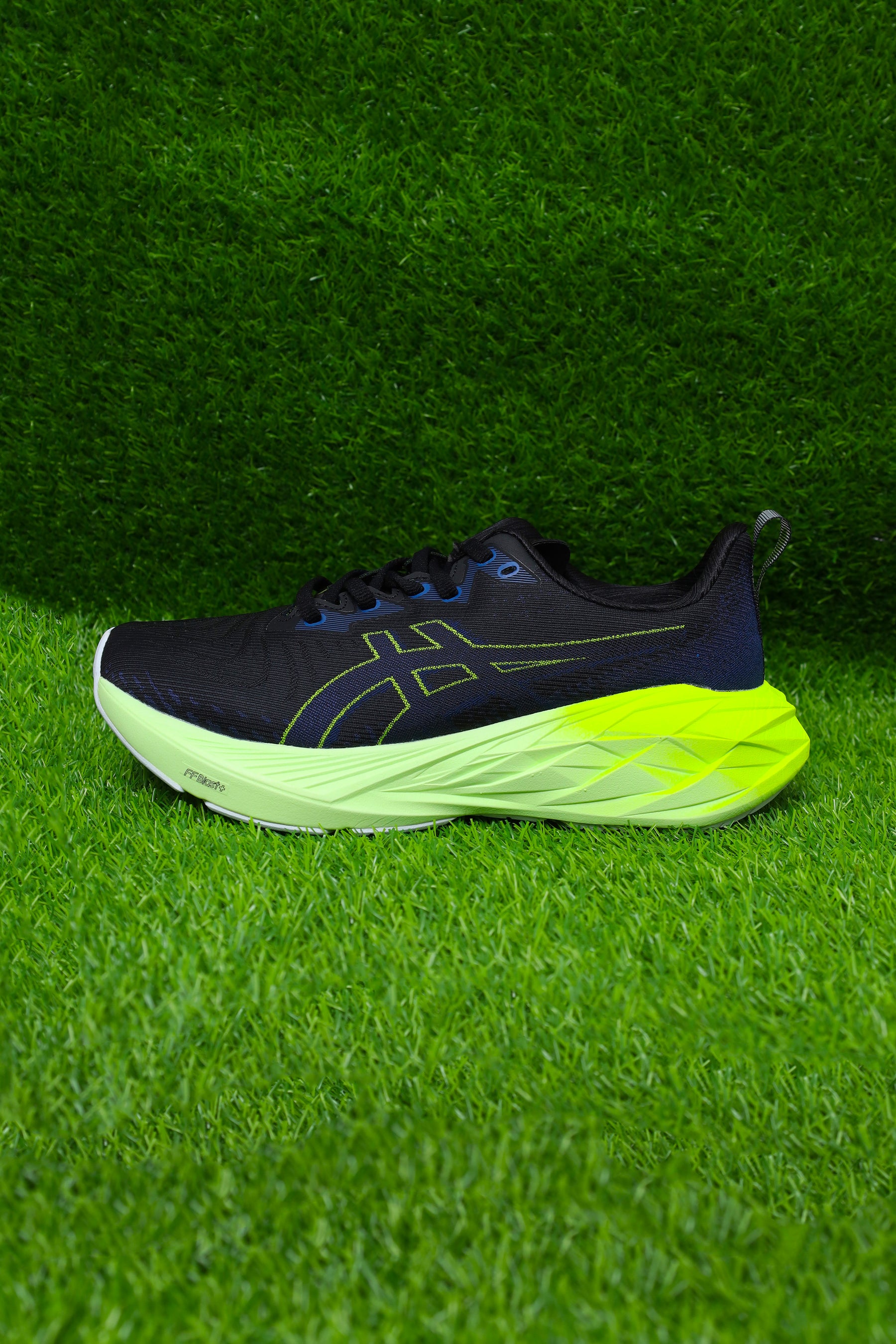ASICS Novablast 4