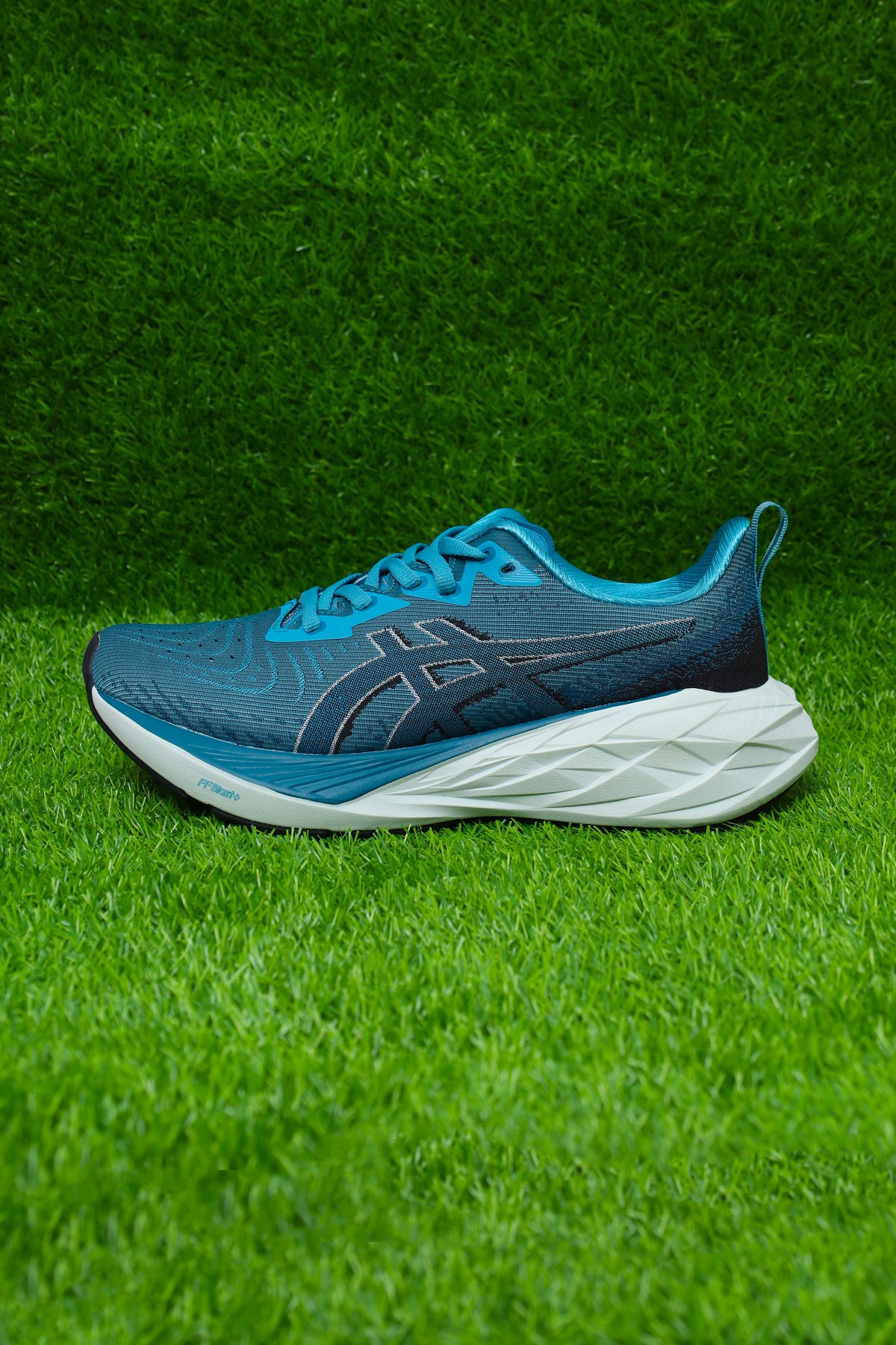 ASICS Novablast 4