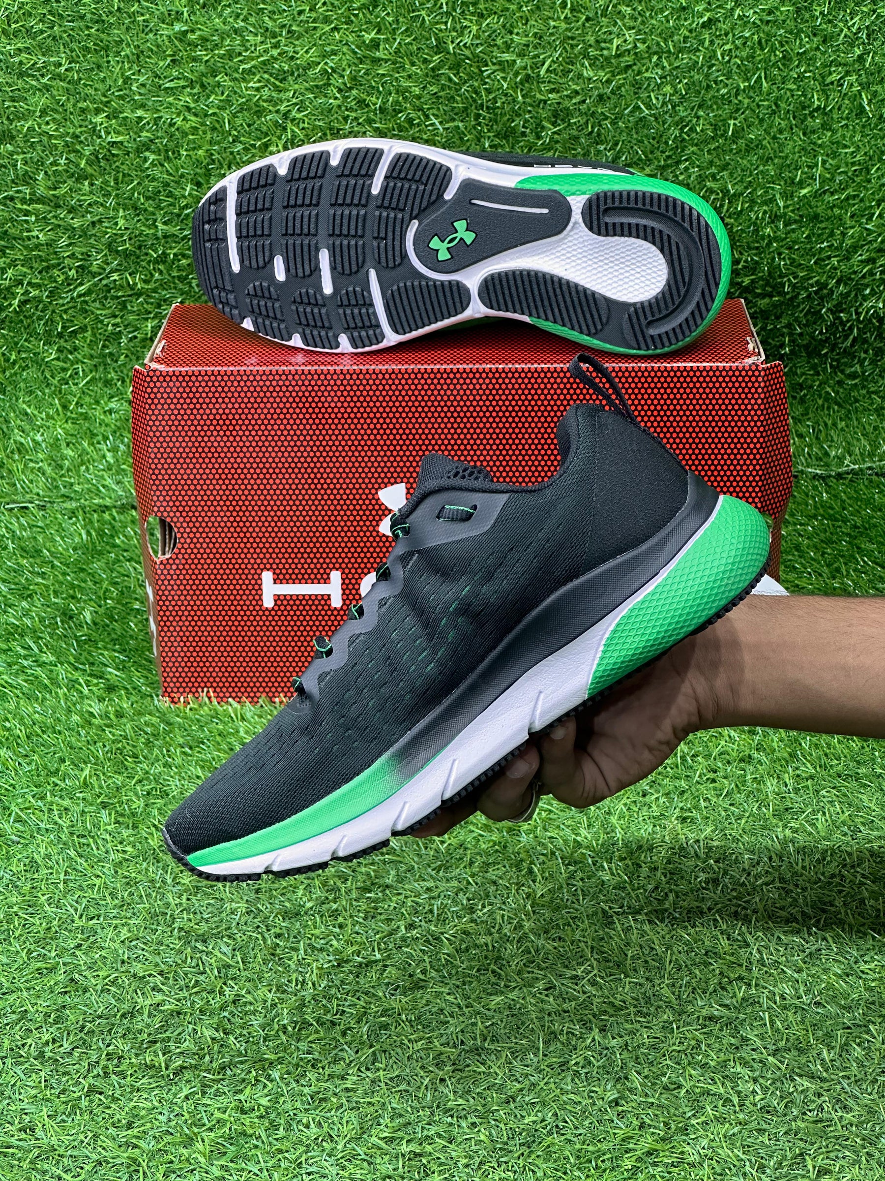 UNDER ARMOUR HOVA 24.